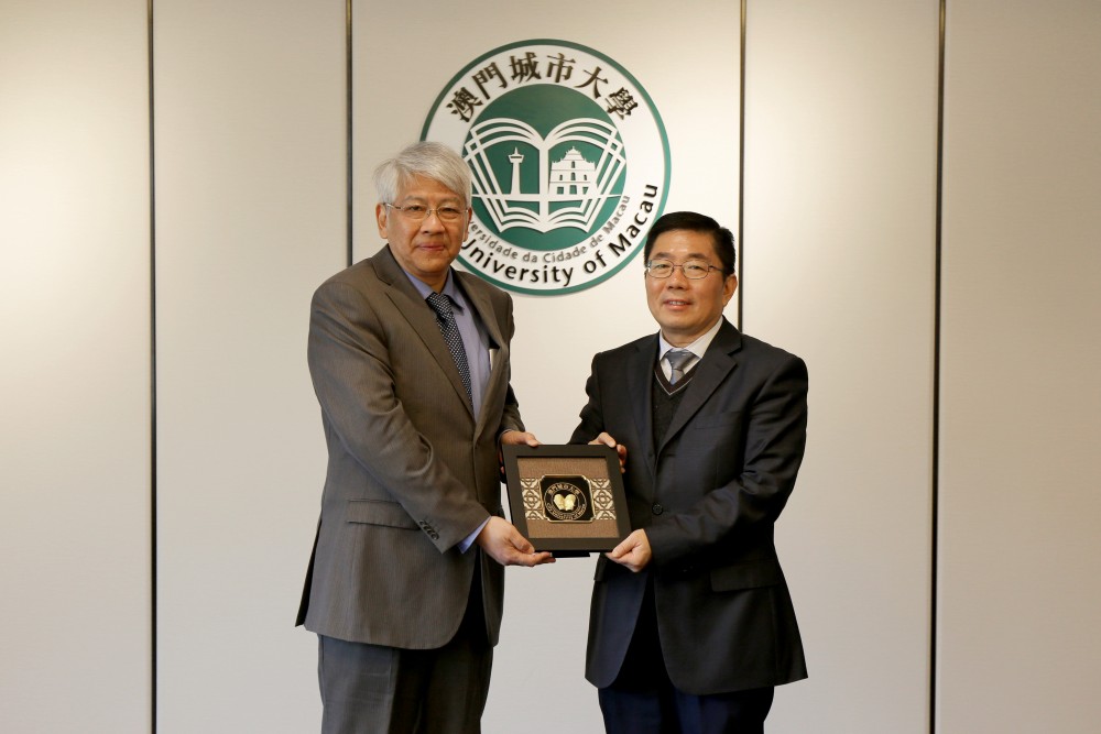 張曙光校長向劉德學局長致送紀念品 