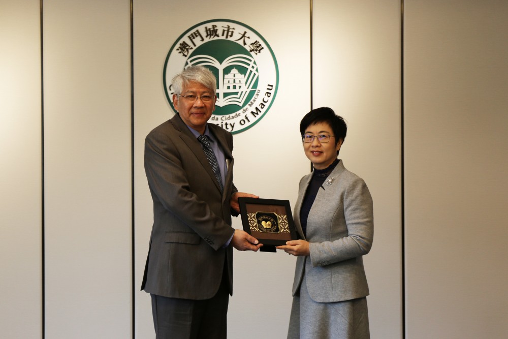 張曙光校長向陳海帆司長致送紀念品 