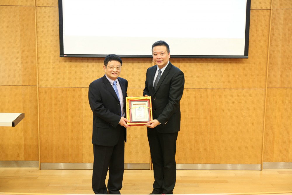 葉桂平助理校長曾教授頒發聘書