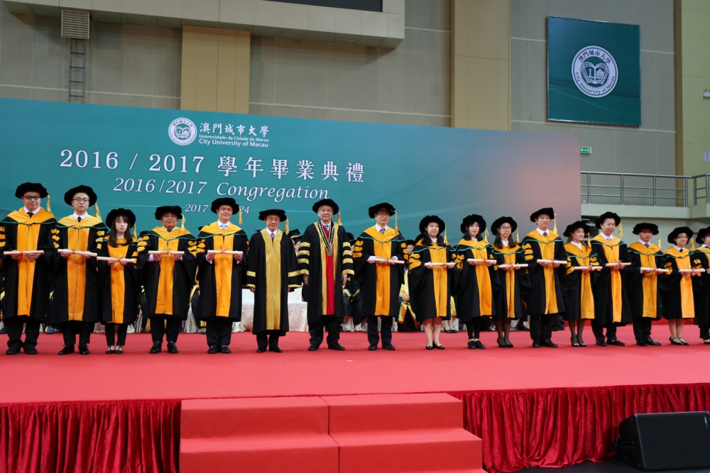 社會文化司司長譚俊榮與校長張曙光向博士生頒發畢業證書